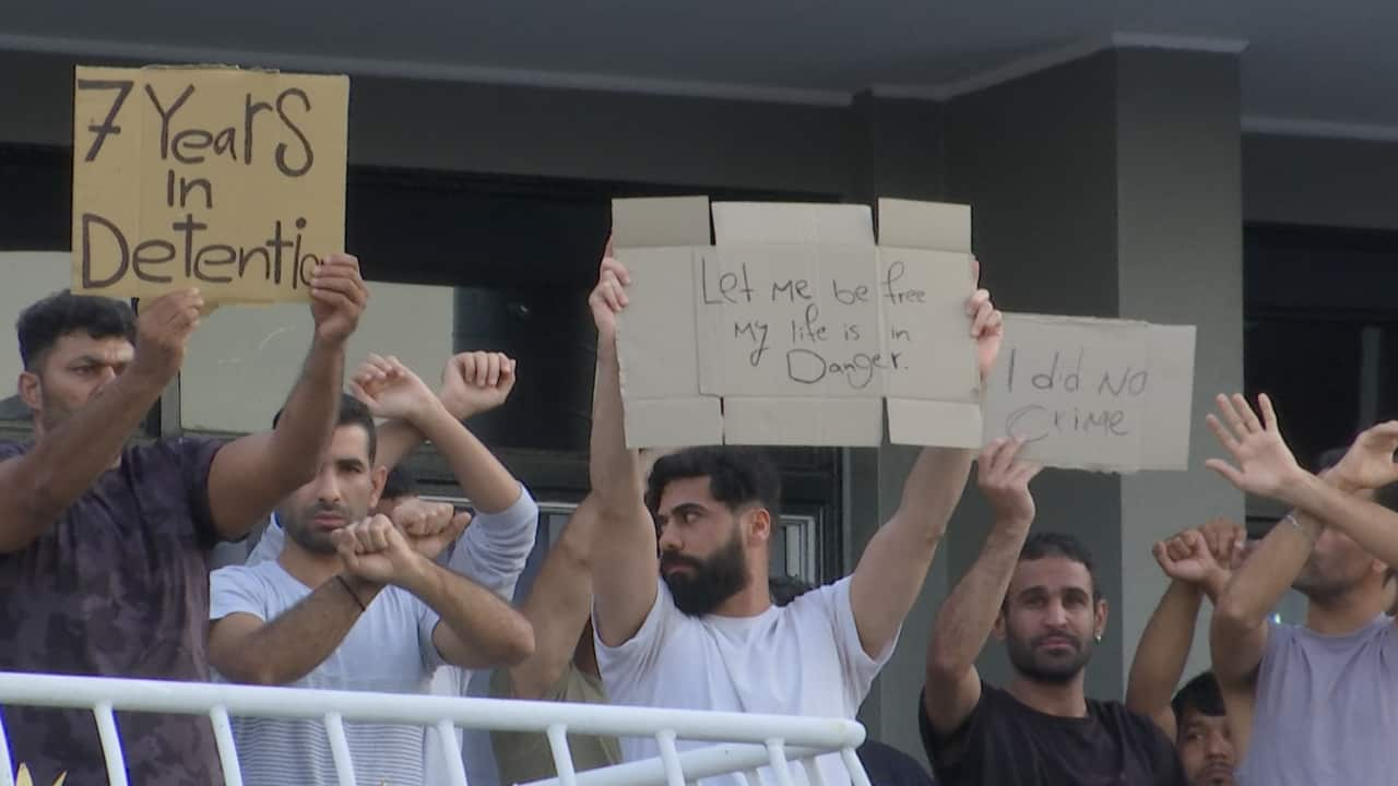 Detainees at Kangaroo Point Central Hotel protest over fears of contracting COVID-19.