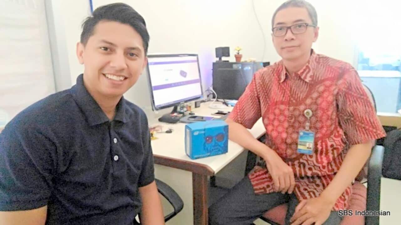 Pinky Leo Lede (kiri) dan Dr. Agfianto Eko Putra, M.Si di UGM membahas implementasi SoC (System on Chip) menggunakan Intel Galileo - Jogya 25 Aug 2017