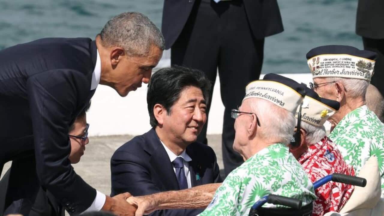 Shinzo Abe talks with US veterans in Pearl Harbor