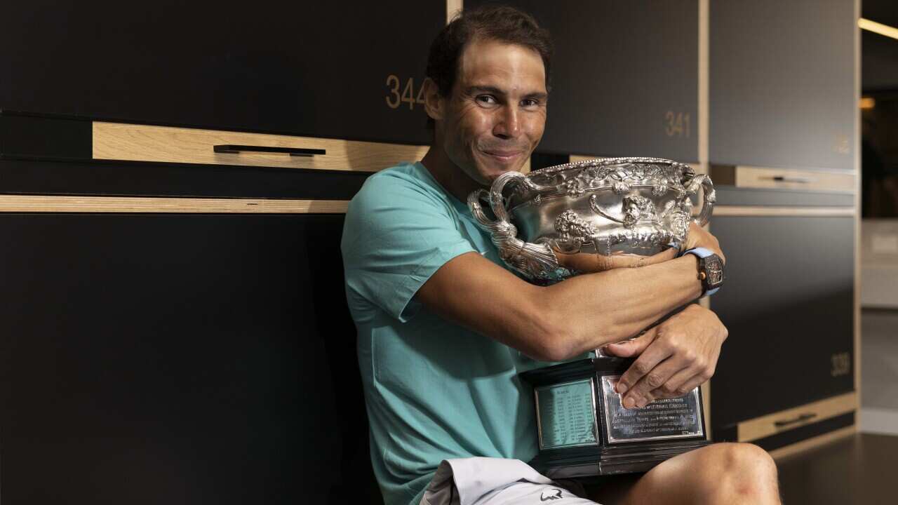Rafael Nadal posa junto al trofeo del Abierto de Australia 2022.