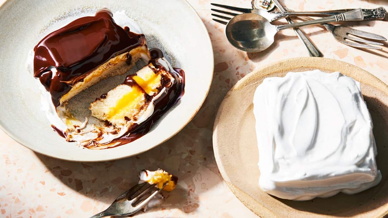 Layered sponge and meringue cake (quartos embetumats)