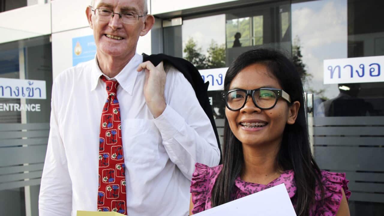 Australian journalist Alan Morison (L)