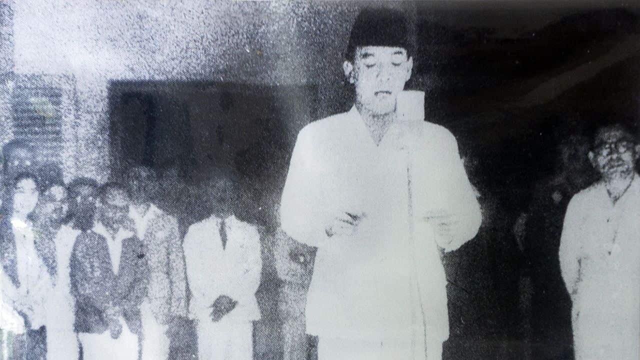 Sukarno, accompanied by Mohammad Hatta (right), proclaiming the independence of Indonesia