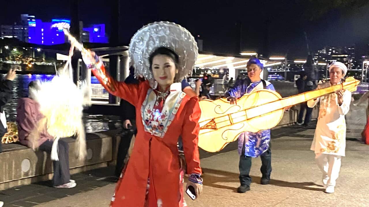 02 - Bà Đỗ Kiều Oanh dẫn đầu đoàn diễn hành Vit Nam.jpg