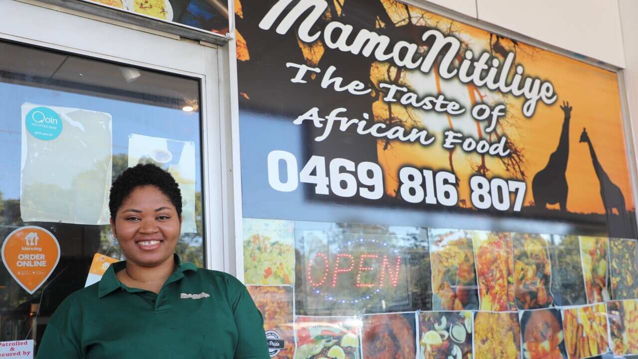 Bi Esther asimama nje ya mgahawa wake, mjini Goodna, Queensland, Australia