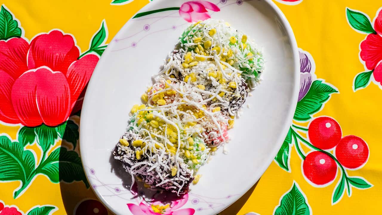 Sweet mung bean dumplings (khanom tua paep)