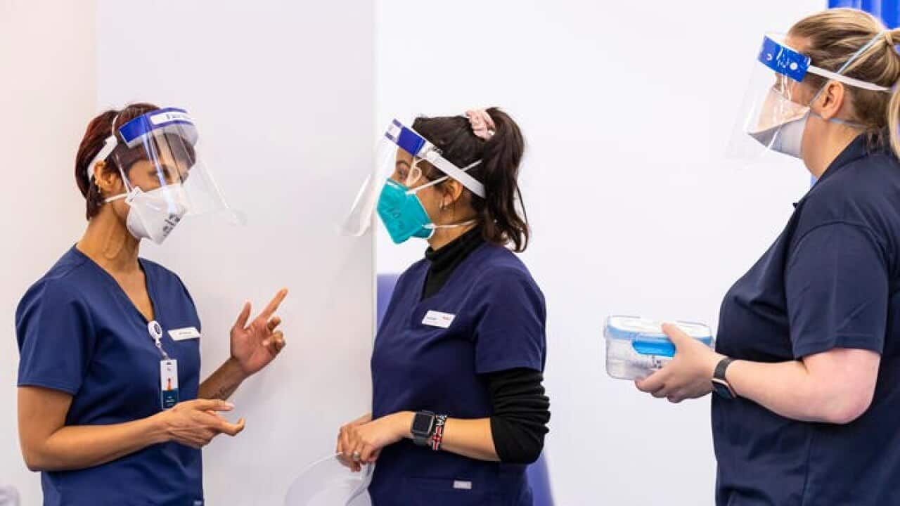 کارکنان یک مرکز واکسیناسیون در ملبورن