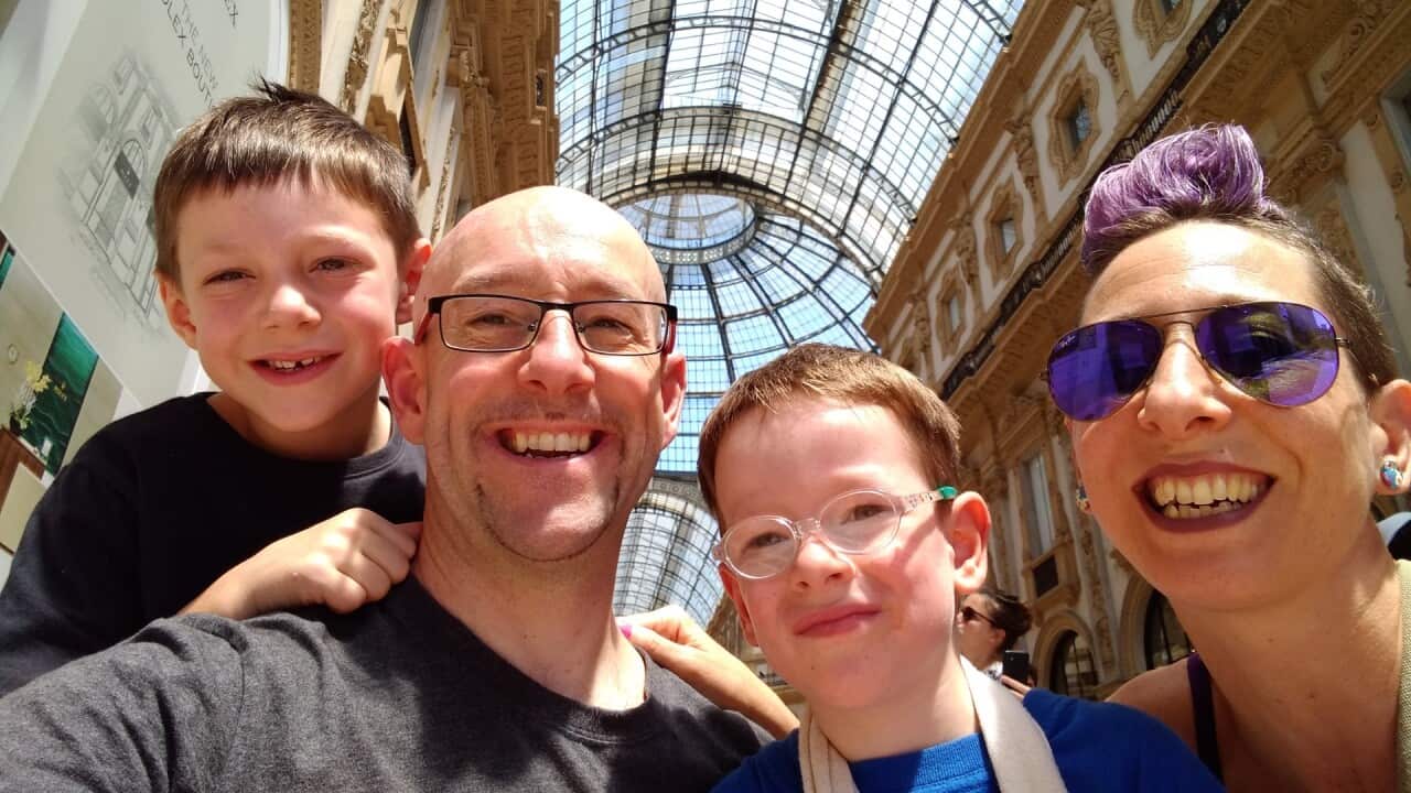 Davide Rigo con la moglie Elena e i figli a Milano in Galleria.