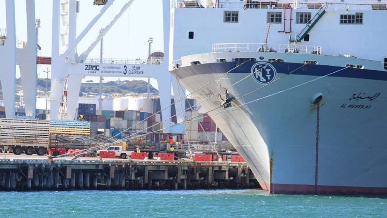 A supplied image og cattle and sheep being loaded on a ship in Perth.