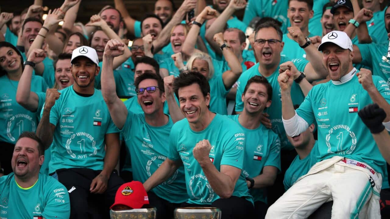 Il Team Mercedes capitanato da Toto Wolff festeggia il sesto titolo mondiale costruttori consecutivo