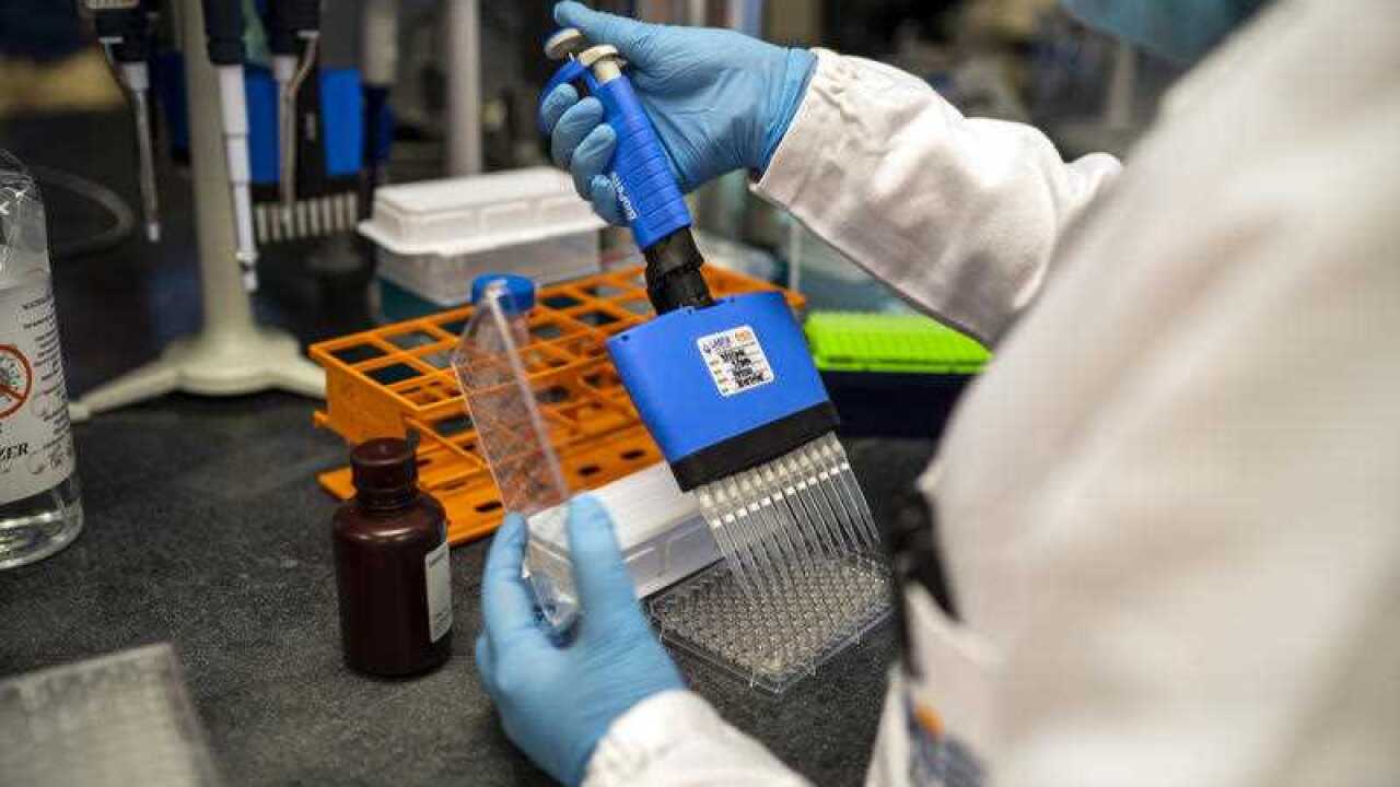 研究發現BA.4和BA.5病毒株會令已打針人士的抗體跌至3分1,而令一些仍未接種疫苗的患者的抗體降至8分1。