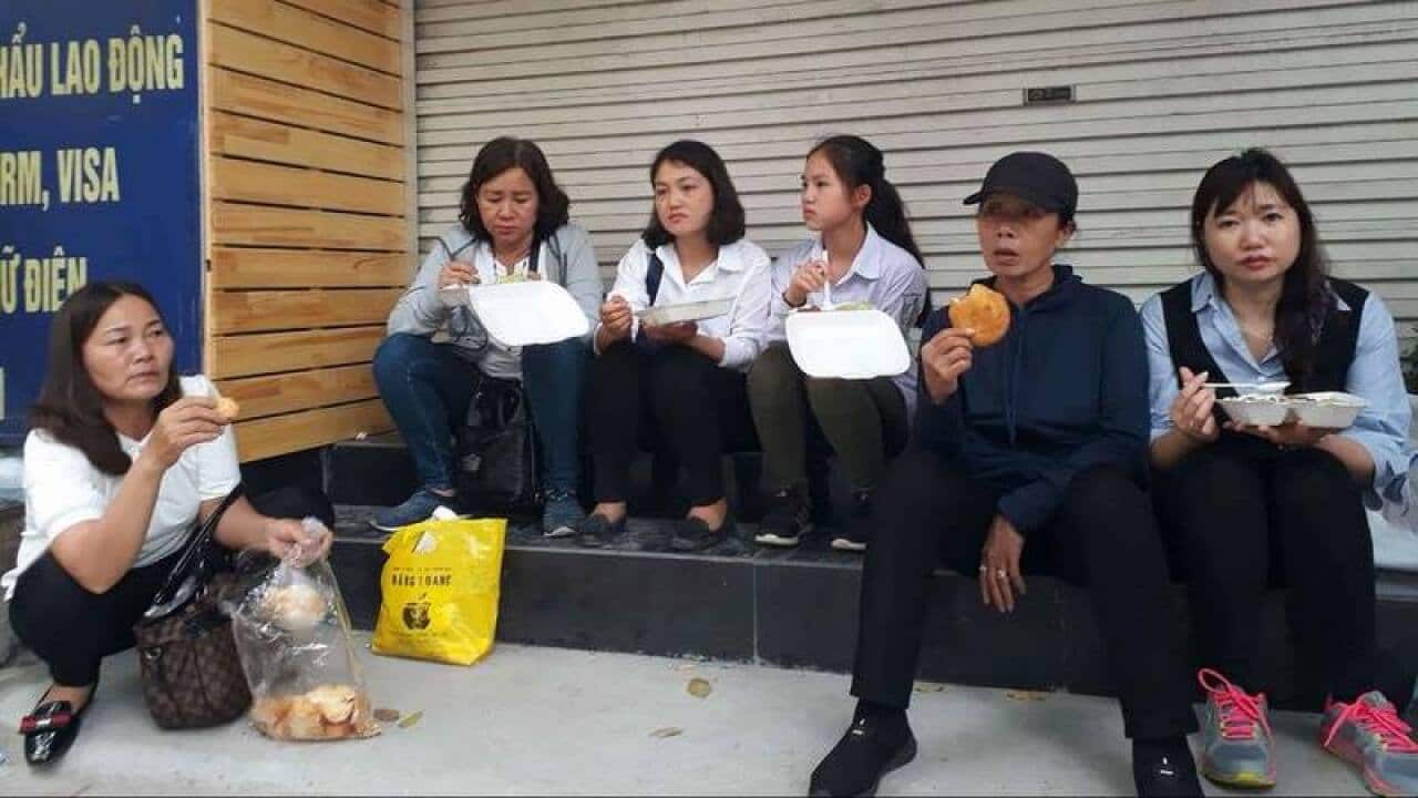 Bà Vũ Minh Khánh (ngoài cùng phải) cùng mẹ cô Lê Thu Hà và các bà vợ của các bị cáo trong giờ nghỉ giải lao của tòa