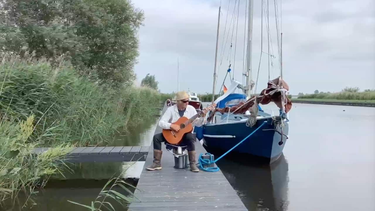 Mit Gitarre und Segelschiff ist Winni glücklich