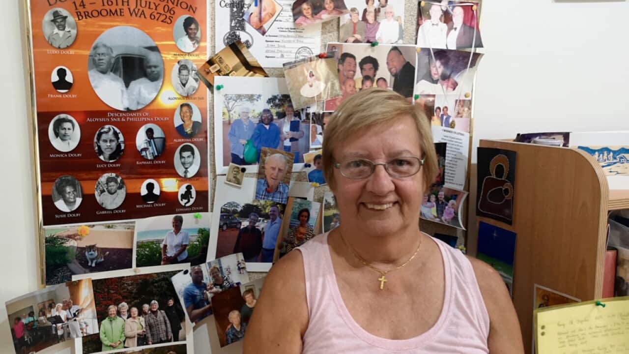 Liz Davie vor ihrer Fotowand