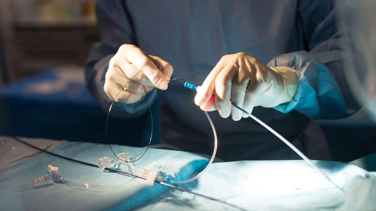 Emergency treatment of an ischemic stroke through thrombectomy