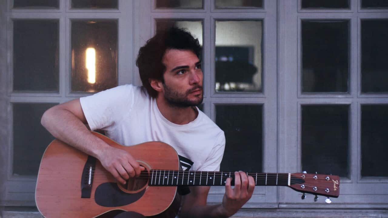 Il cantautore salentino Flippo Bubbico, figlio e fratello d'arte