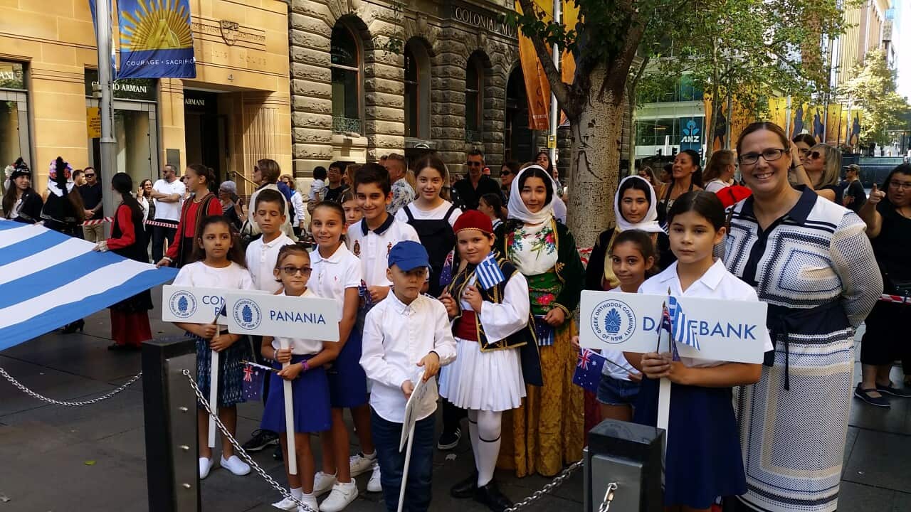 Μαθητές και μαθήτριες σχολείων της Ελληνικής Κοινότητας με το μέλος του Δ.Σ. Άρτεμη Θοδωρή