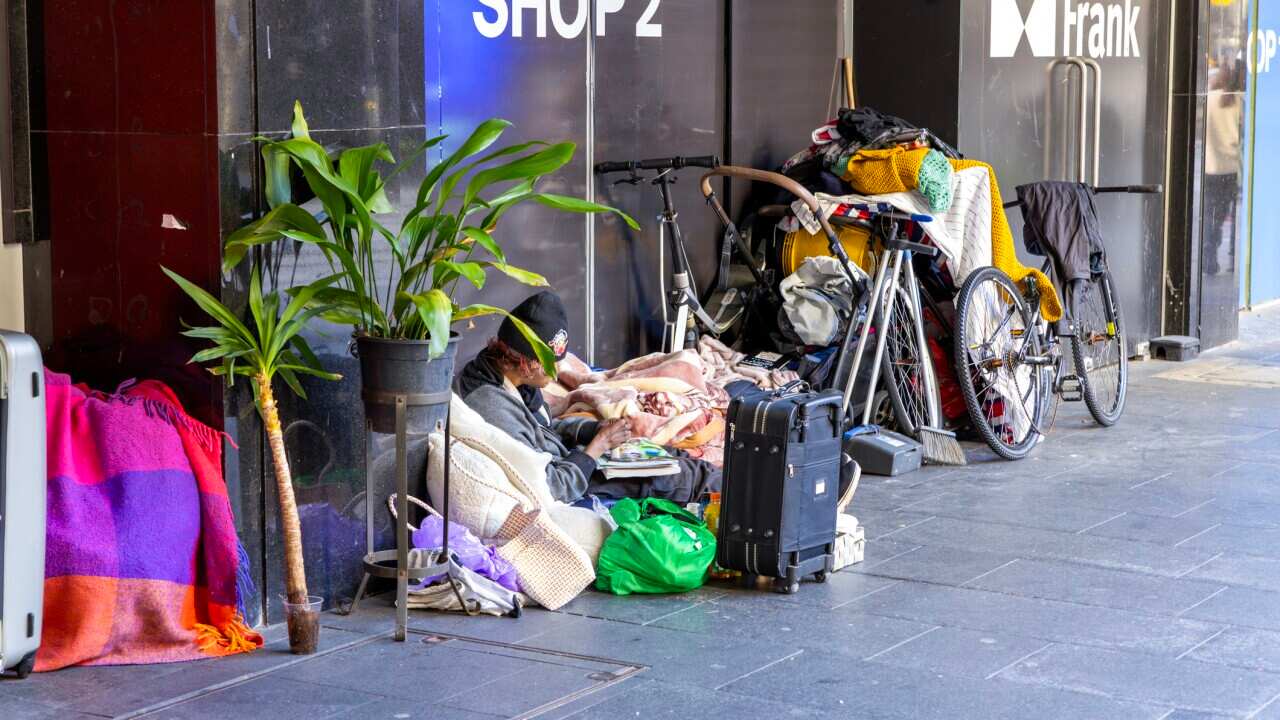 Seorang insan tiada tempat berlindung terpaksa tinggal di kaki lima. Credit: imamember
