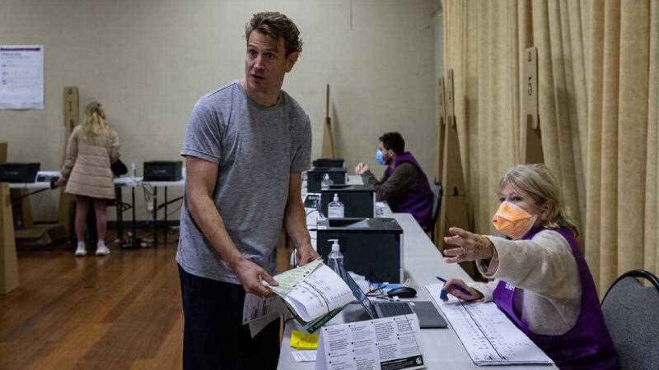 你覺得除了實際工資之外,你還會考慮些甚麼議題以決定投票予哪個政黨呢?