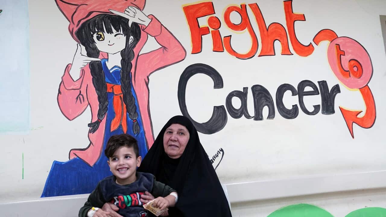 Lösemi hastası bir çocuğu olan bir kadın.