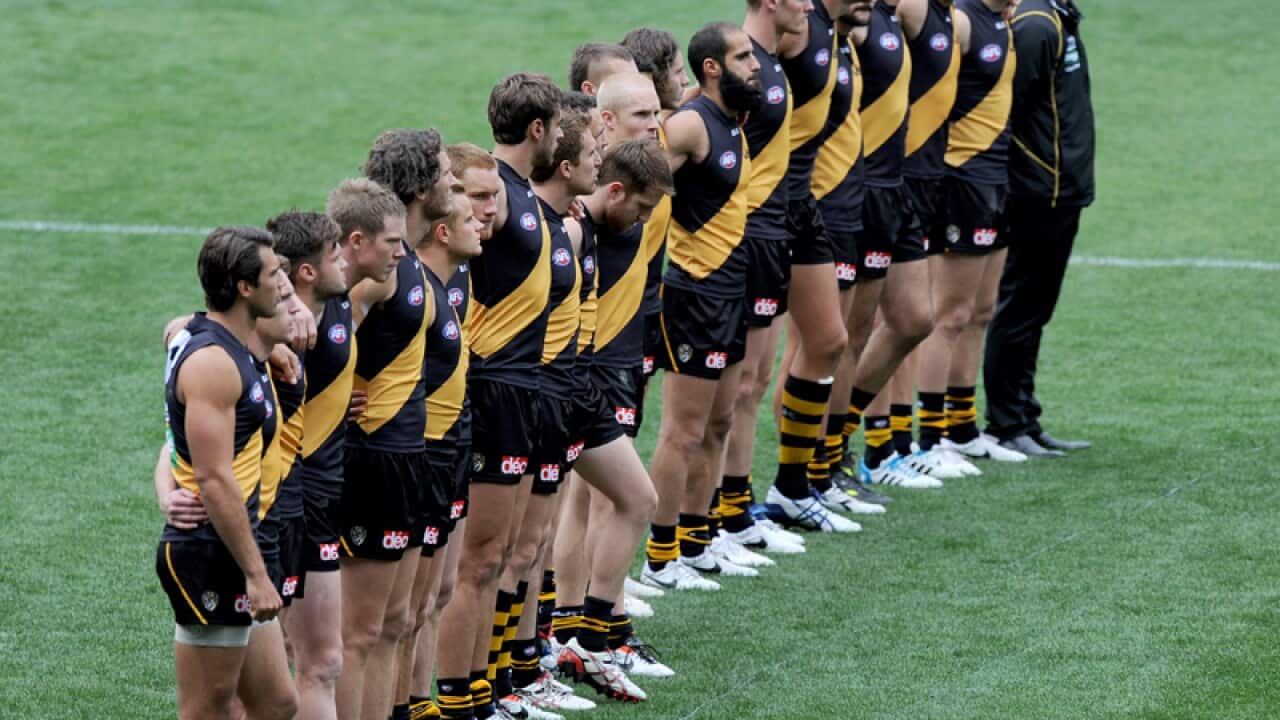 Richmond players line up in honour of Tommy Hafey