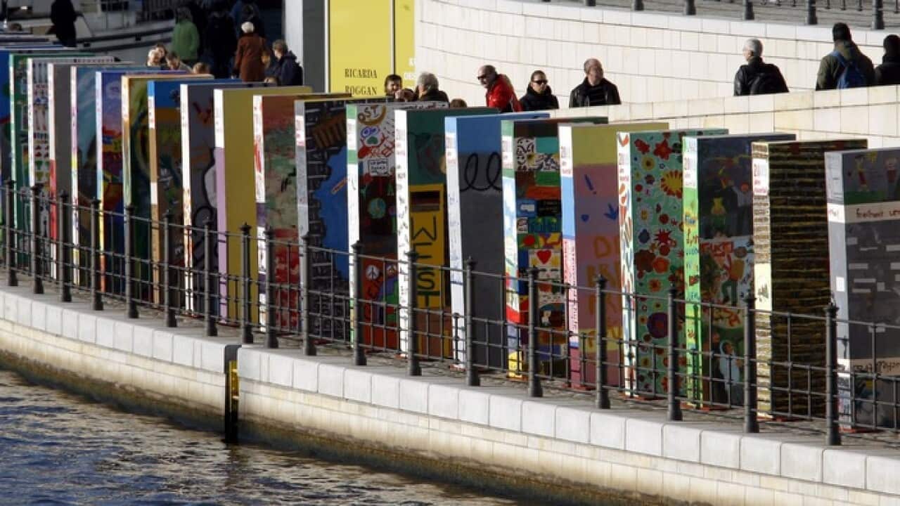 20 Jahre nach dem Mauerfall fielen 2009 symbolisch rund 1.000 Dominosteine dort, wo einst die Mauer verlief.