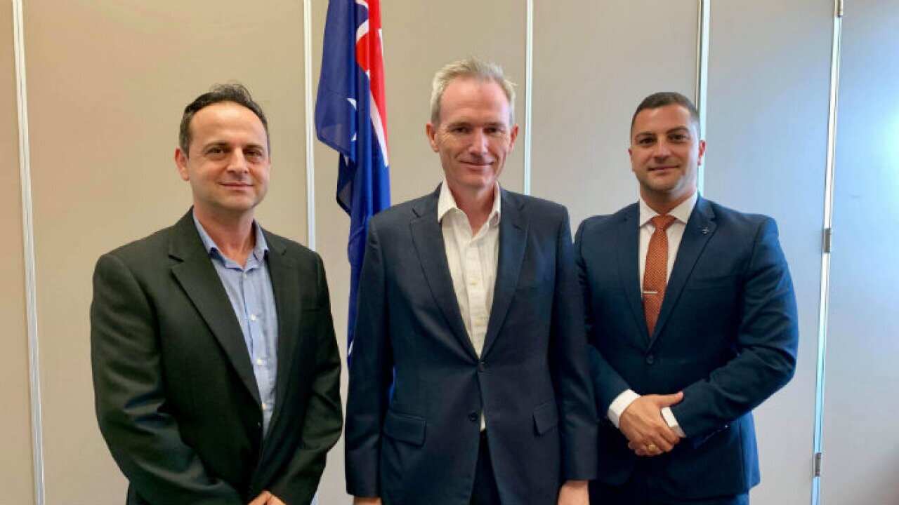 Оливер Димоски (лево), Дејвид Колман, Министер за имиграција, државјанство и мултикултурни прашања на Австралија (средина) и Џошуа Шерман (десно)