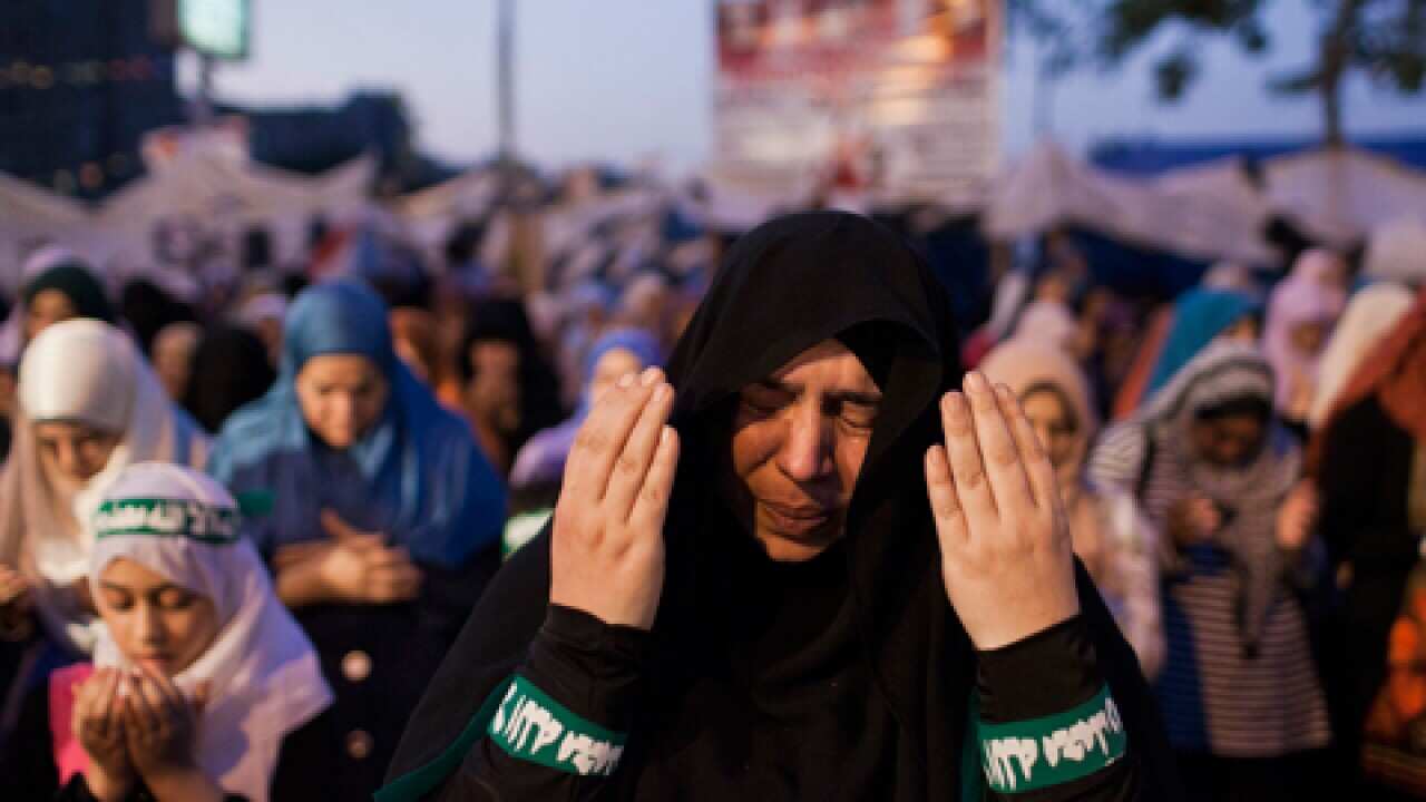 Cairo_morsi_iftar_pray_130809_B_getty_2011700450