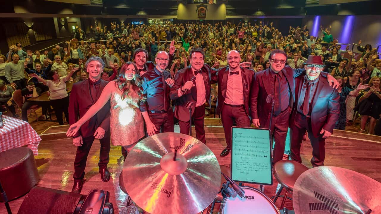 Tony Mazzell e la figlia Sara Ruggeri insieme ai The Italian Stallions sul palco.
