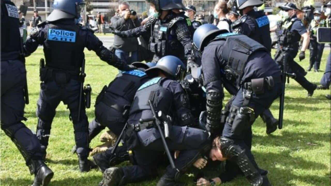 Police arresting anti-lockdown protesters at the Shrine of Remembrance