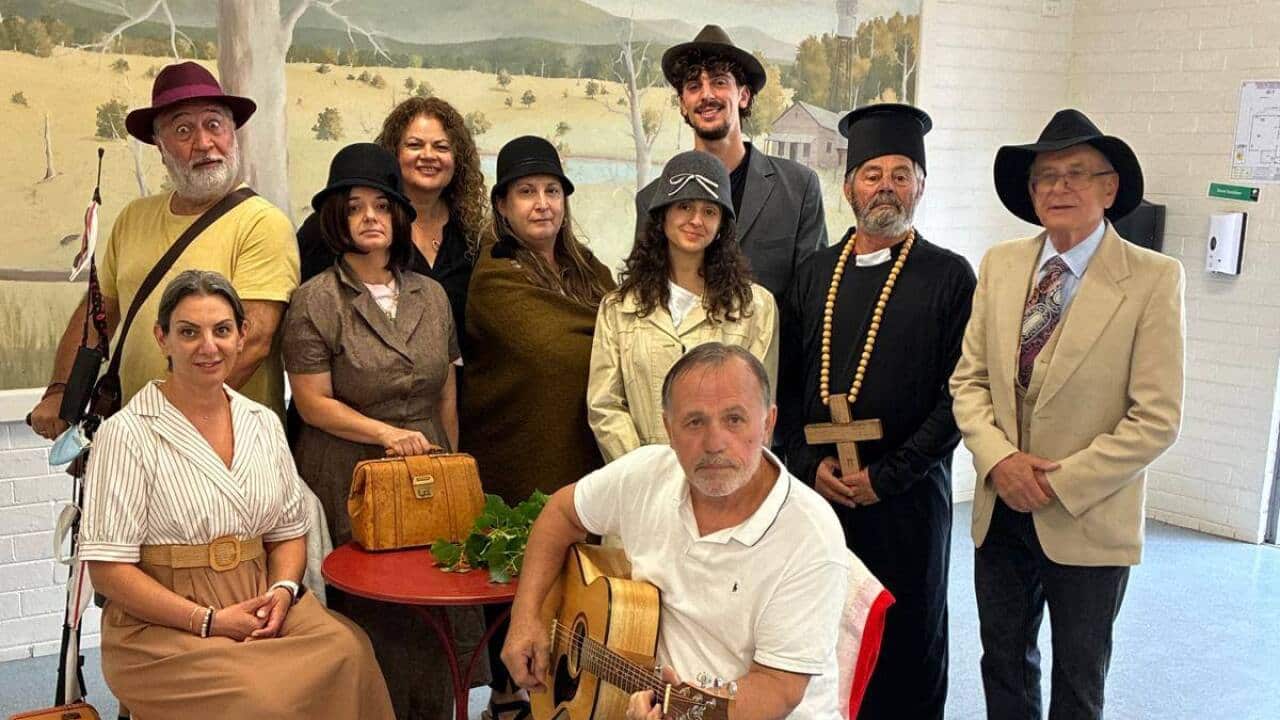 Στην παράσταση συμμετέχουν: Χρήστος Μύρων, Θανάσης Μακρυγιώργος, Νίκος Καλιάνης, Σπύρος Δρόσος, Μαριάνθη Μακαρίου, Σταύρος Αρμπερόρης, Μάγδα Βουρβουτσιώτη, Ελένη Σερμπένη, Μαρία Κράτση, Νικολέτα Κρητικού, Λούκας Μπόγλης, Αλίσσια Μαλιάρα, Κατερίνα Κουτσαντώνη και οι μικροί Δημήτρης και Αλεξία Τραγγανίδα