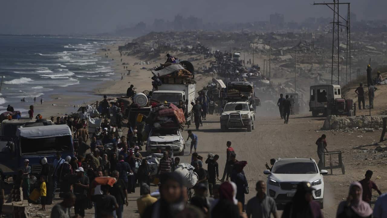 Displaced Palestinians flee Gaza City by foot and vehicles (AAP)
