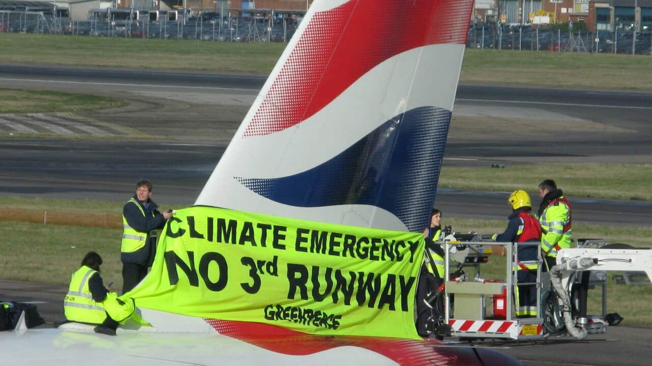 greenpeace_plane_aap.jpg