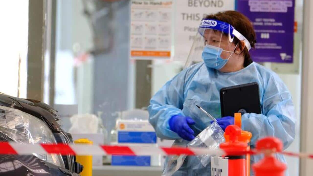 یکی از کارکنان صحی ویکتوریا در حال انجام آزمایش کووید-۱۹