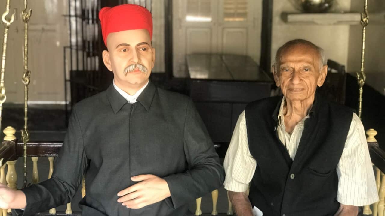 Kulinchandra Yagnik (R) with the statue of Gujarati novelist, Govardhanram Tripathi