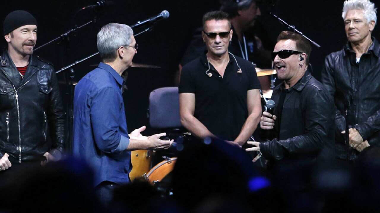 Irish band U2 with Apple CEO Tim Cook (2L)