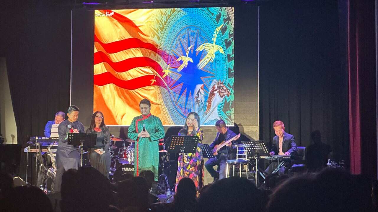 Các nghệ sĩ Đêm Phòng Trà Melbourne tại đêm diễn Sydney 22 tháng 4, 2023.jpg (Ảnh: Cung Đình Lộc)