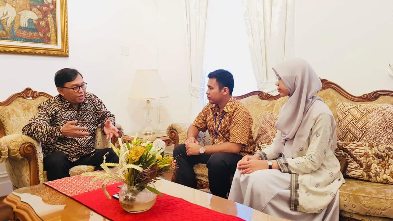 Director of Public Diplomacy - Ministry of Foreign Affairs of the Republic of Indonesia, Mr Azis Nurwahyudi, with students Frans Situmorang and Afifah Nabila