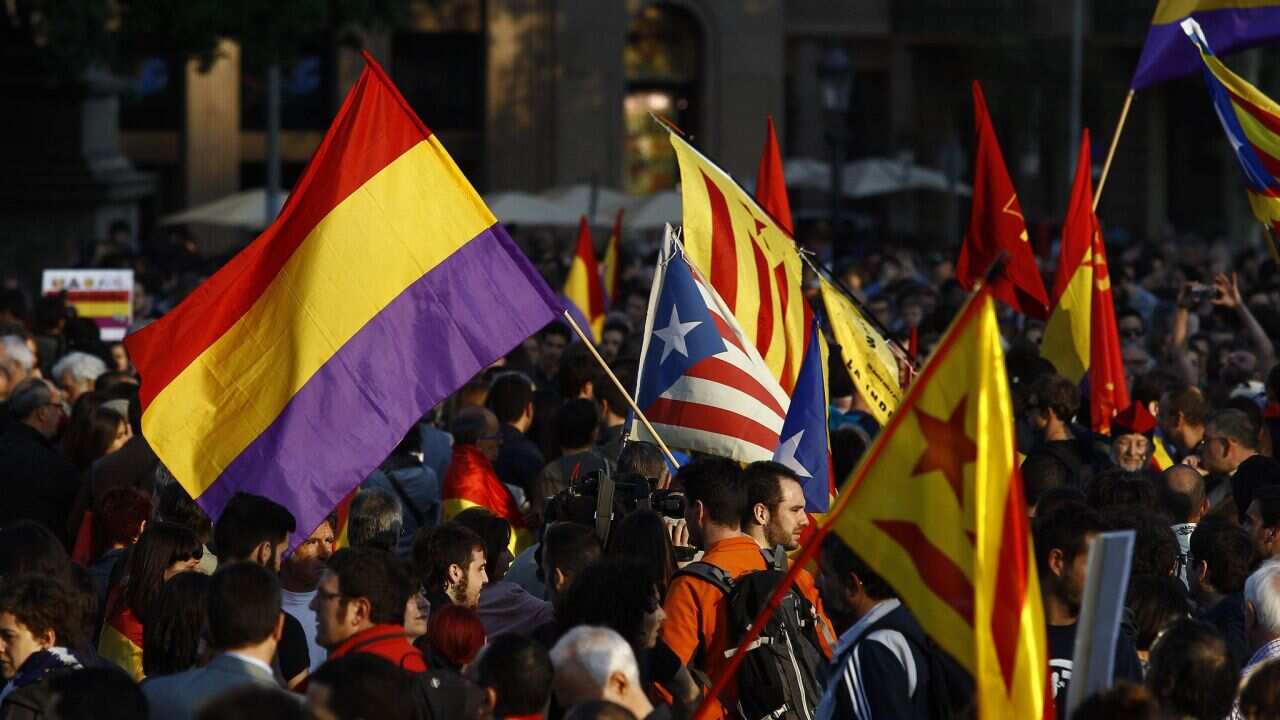 Supporters of an independent state of Catalonia and Republicans celebrate the abdication today of Spanish King Juan Carlos de Borbon in central Barcelona on June 2, 2014 . (AFP)
