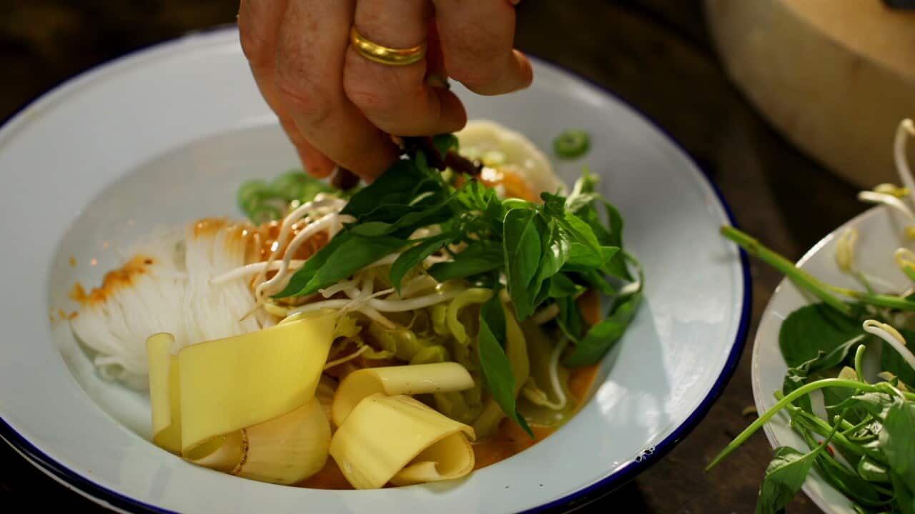 ep03-19_kanom-jim-noodles.jpg