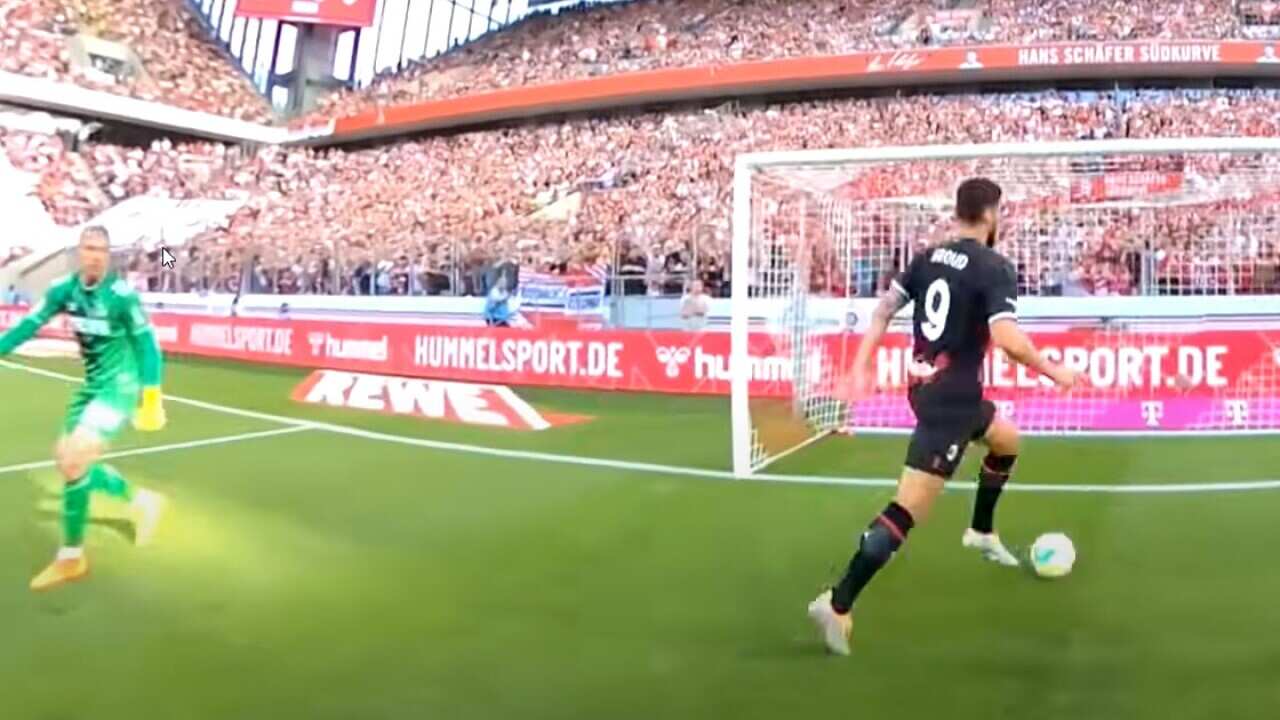 Ο Γάλλος επιθετικός Olivier Giroud σκοράρει προ κενής εστίας και οι φίλαθλοι παρακολουθούν την φάση μέσα από τα μάτια του αμυντικού της Κολωνίας.