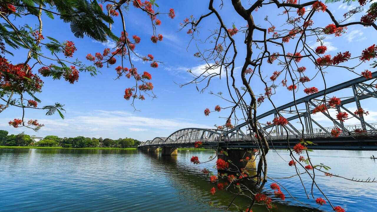 Sông Hương và cầu Trường Tiền.jpg