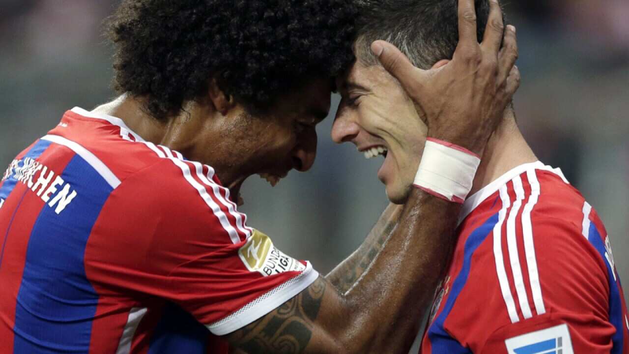 Bayern's Robert Lewandowski (R) celebrates with teammate Dante