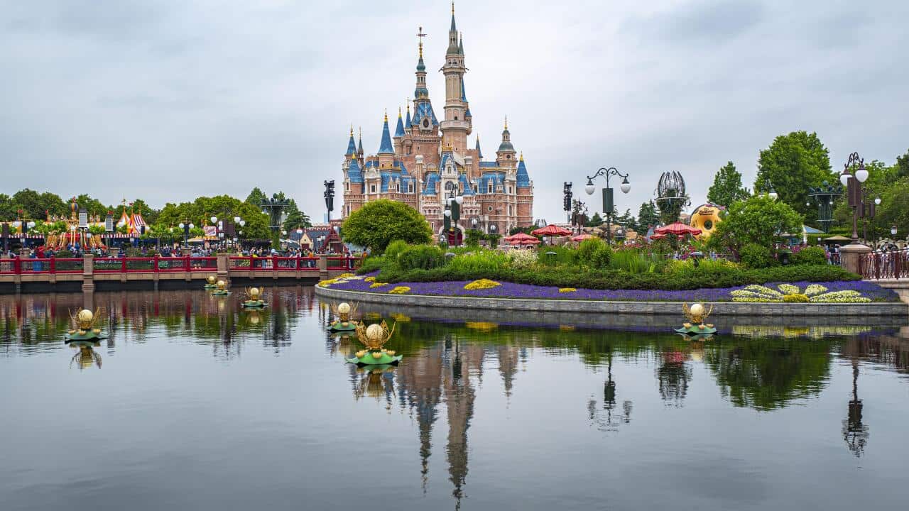 Shanghai Disneyland welcomes tourists during May Day holidays