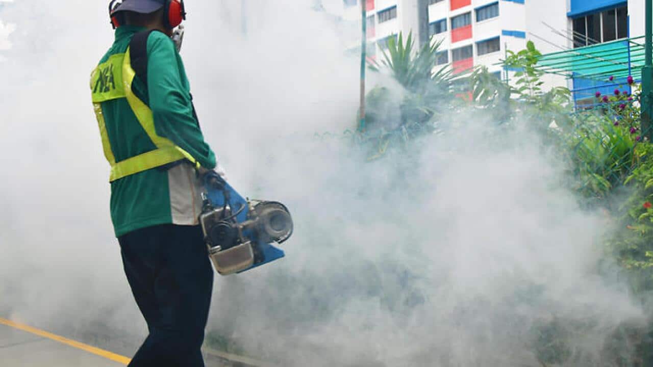 An official sprays for mosquitoes that transmit the Zika virus in Singapore on Sept. 1, 2016, when health authorities reported the number of people in Singapore infected with the virus jumped to 115. (Kyodo)==Kyodo