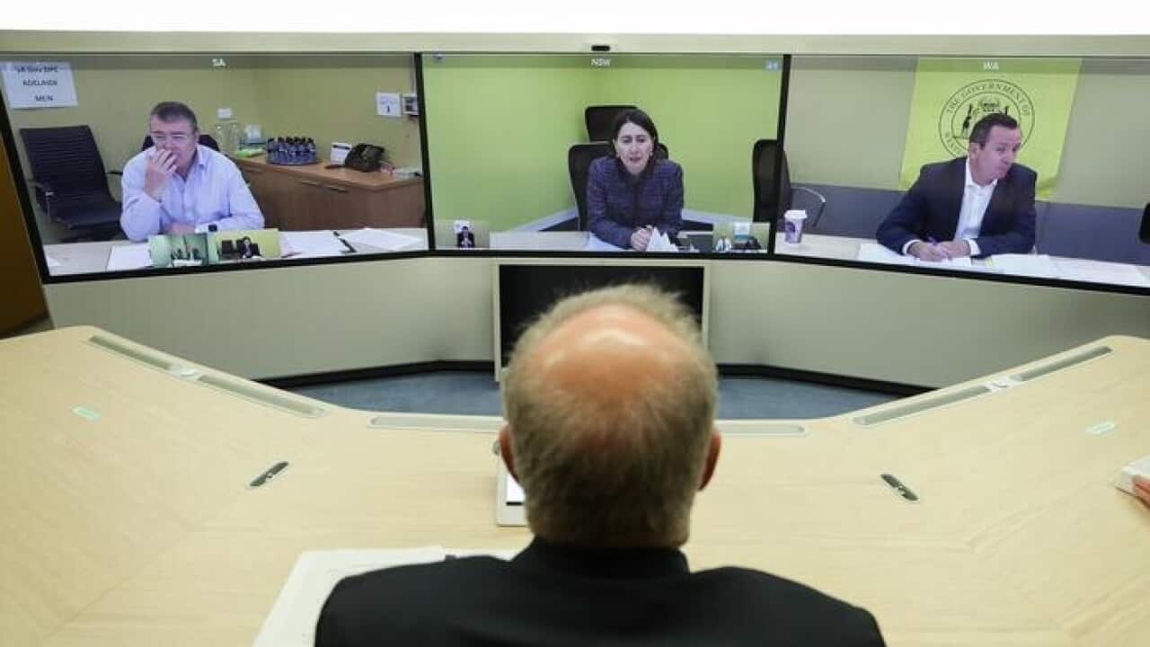 نخستوزیر اسکات موریسن در حال صحبت با نخستوزیر نیوساوتولز گلادیس بریجیکلیان در کابینه ملی