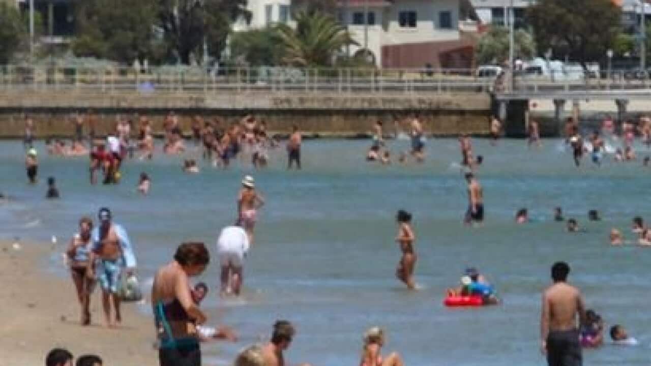 Melbourne beachgoers soak up the sun (AAP)