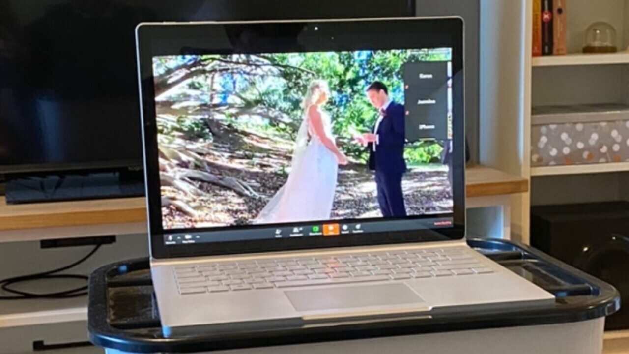 Wageni waalikwa wafuatilia harusi kwenye mtandao wa Zoom