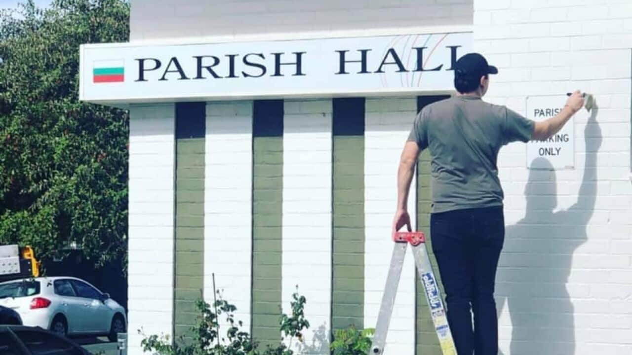 Доброволци ремонтират залата към Българската църква в Мелбърн.