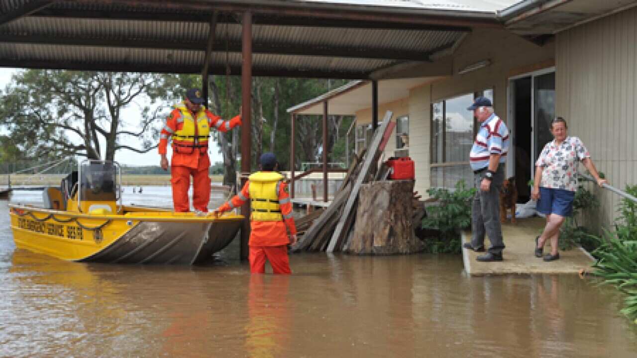 NSW_floods_shop_101207_B_aap_24133803